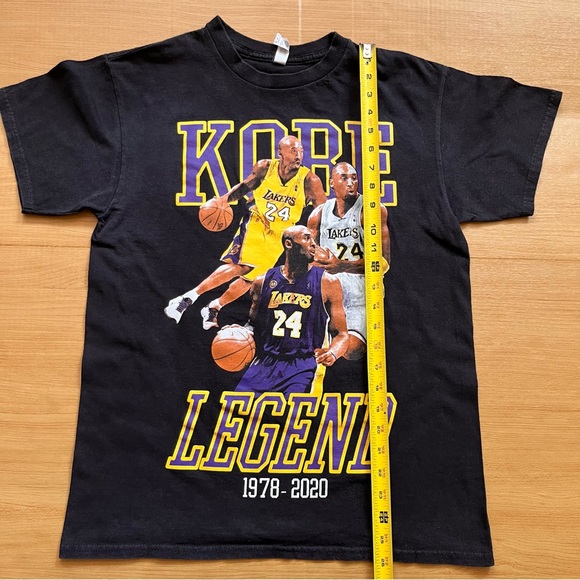 Kobe Bryant LA Lakers Legend Black Graphic T-Shirt M - Picture 2 of 9
